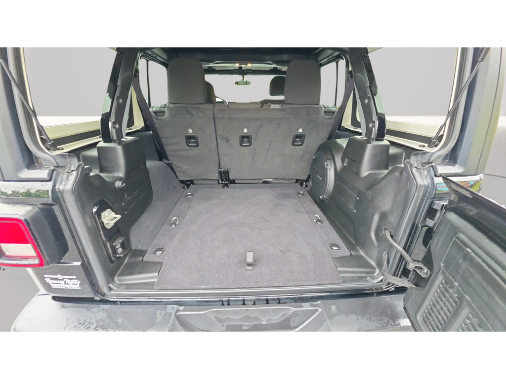 Used 2023 Jeep Wrangler Unlimited Sahara w/ Cold Weather Group AWD/4WD image 17