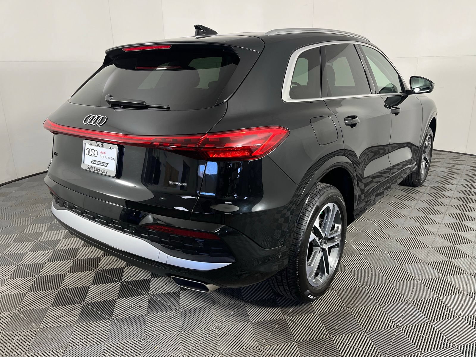 Used 2025 Audi Q5 Premium w/ Convenience Package AWD/4WD image 9