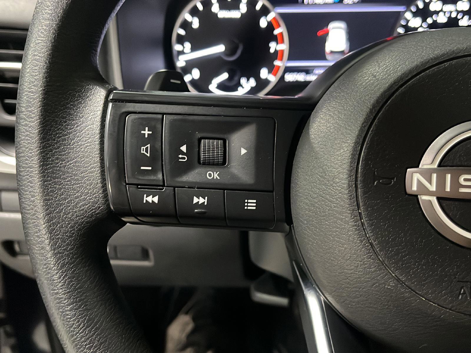 Used 2024 Nissan Rogue SV image 17