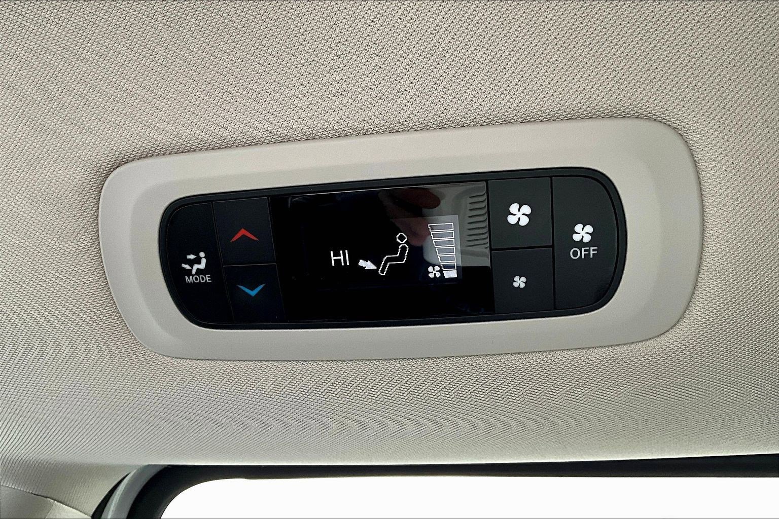 Used 2024 Chrysler Voyager LX image 10