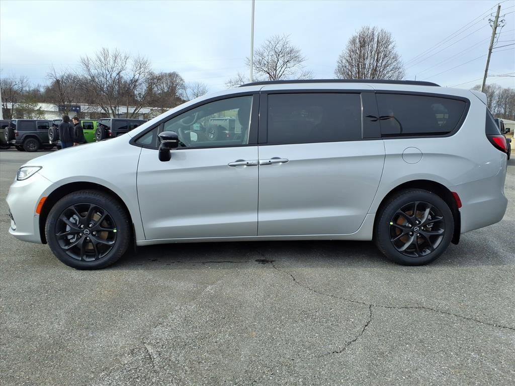New 2026 Chrysler Pacifica Limited w/ S Appearance Package image 6