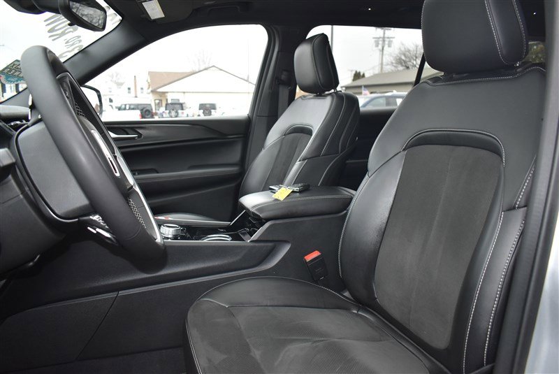 Used 2023 Jeep Grand Cherokee L Laredo AWD/4WD image 12