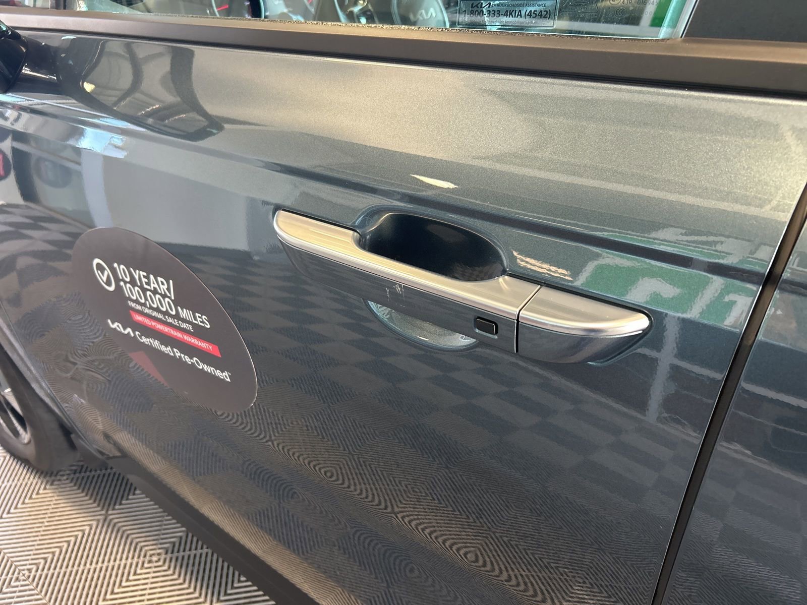 Certified 2024 Kia Carnival EX image 8