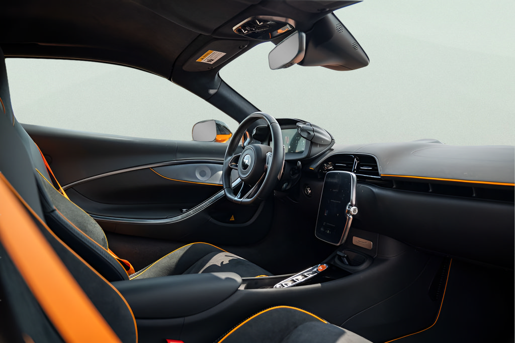 Used 2025 McLaren Artura Spider RWD image 42