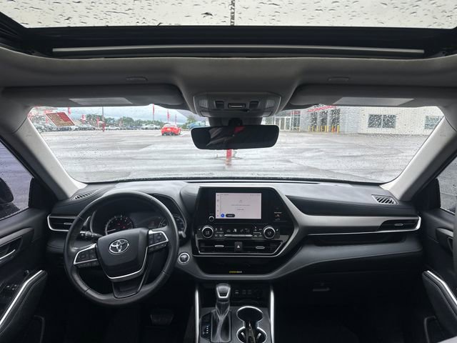 Used 2023 Toyota Highlander XLE FWD image 12