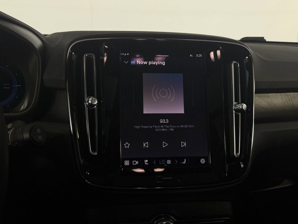 Used 2023 Volvo XC40 Recharge Plus image 20