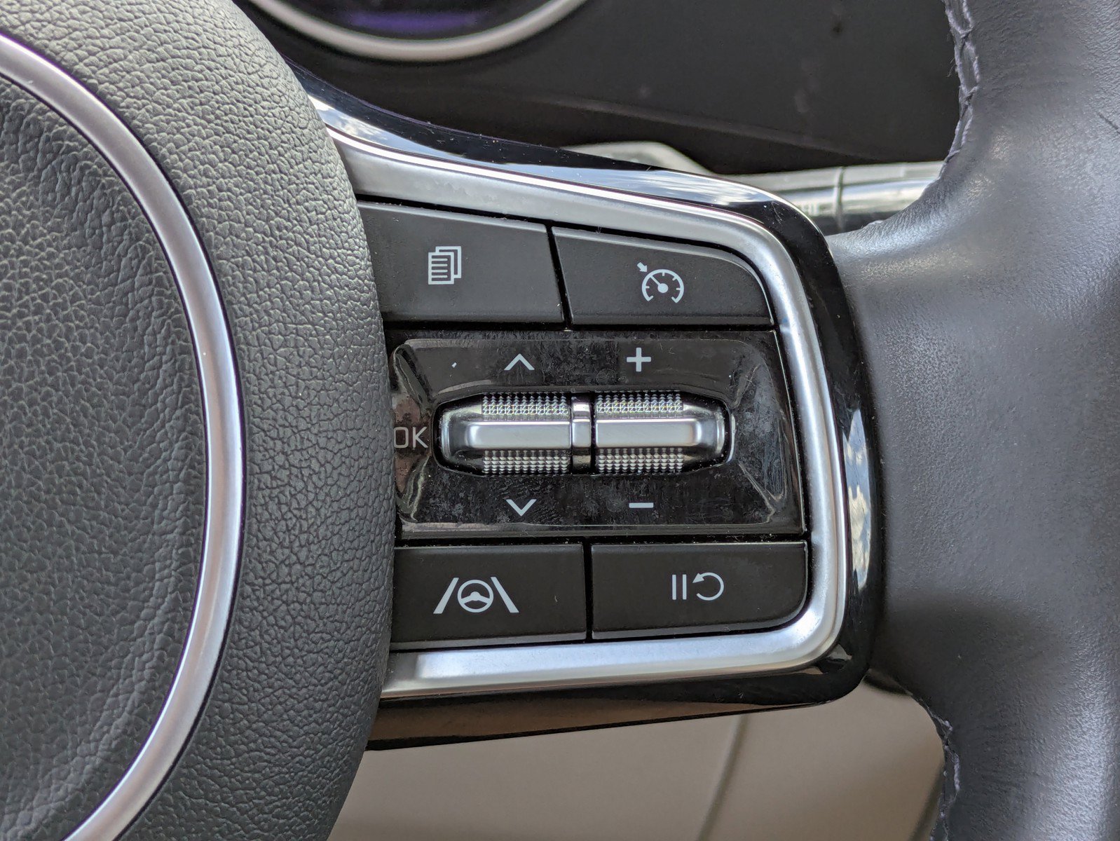 Certified 2024 Kia Carnival LX FWD image 21
