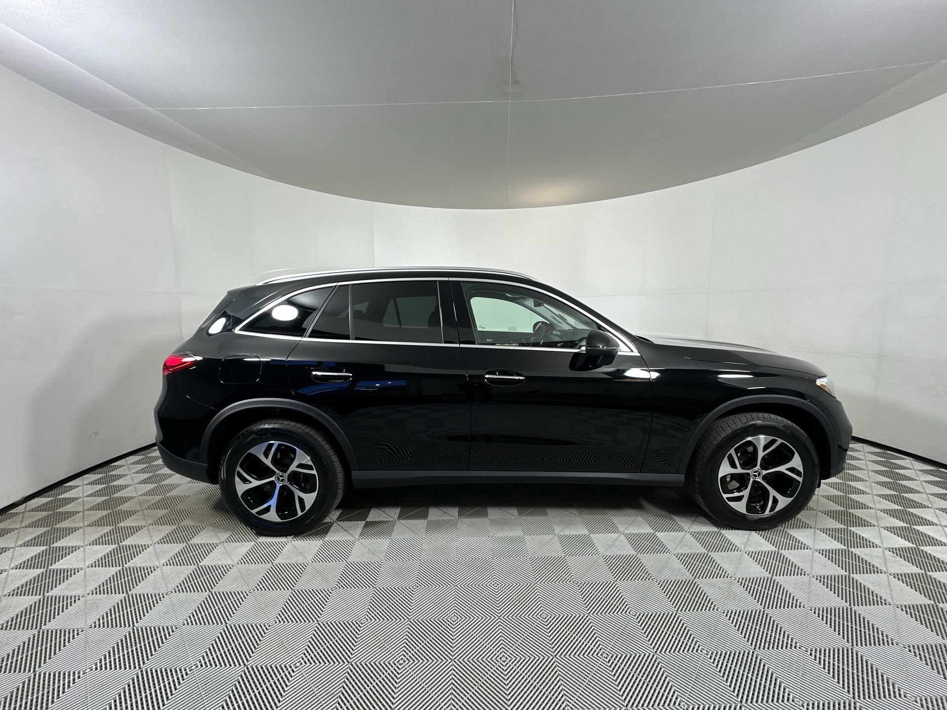Used 2025 Mercedes-Benz GLC 350e 4MATIC image 9