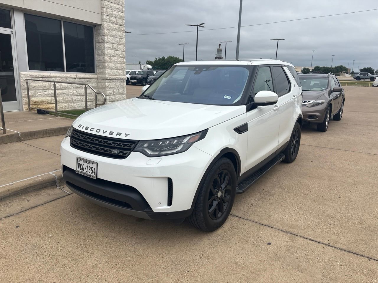 Used 2019 Land Rover Discovery SE AWD/4WD image 1