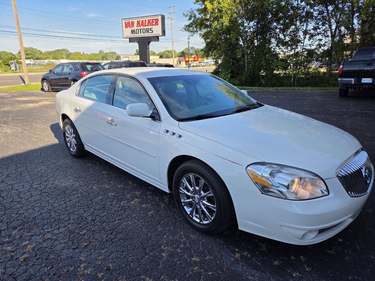 Used 2010 Buick Lucerne CXL FWD image 1