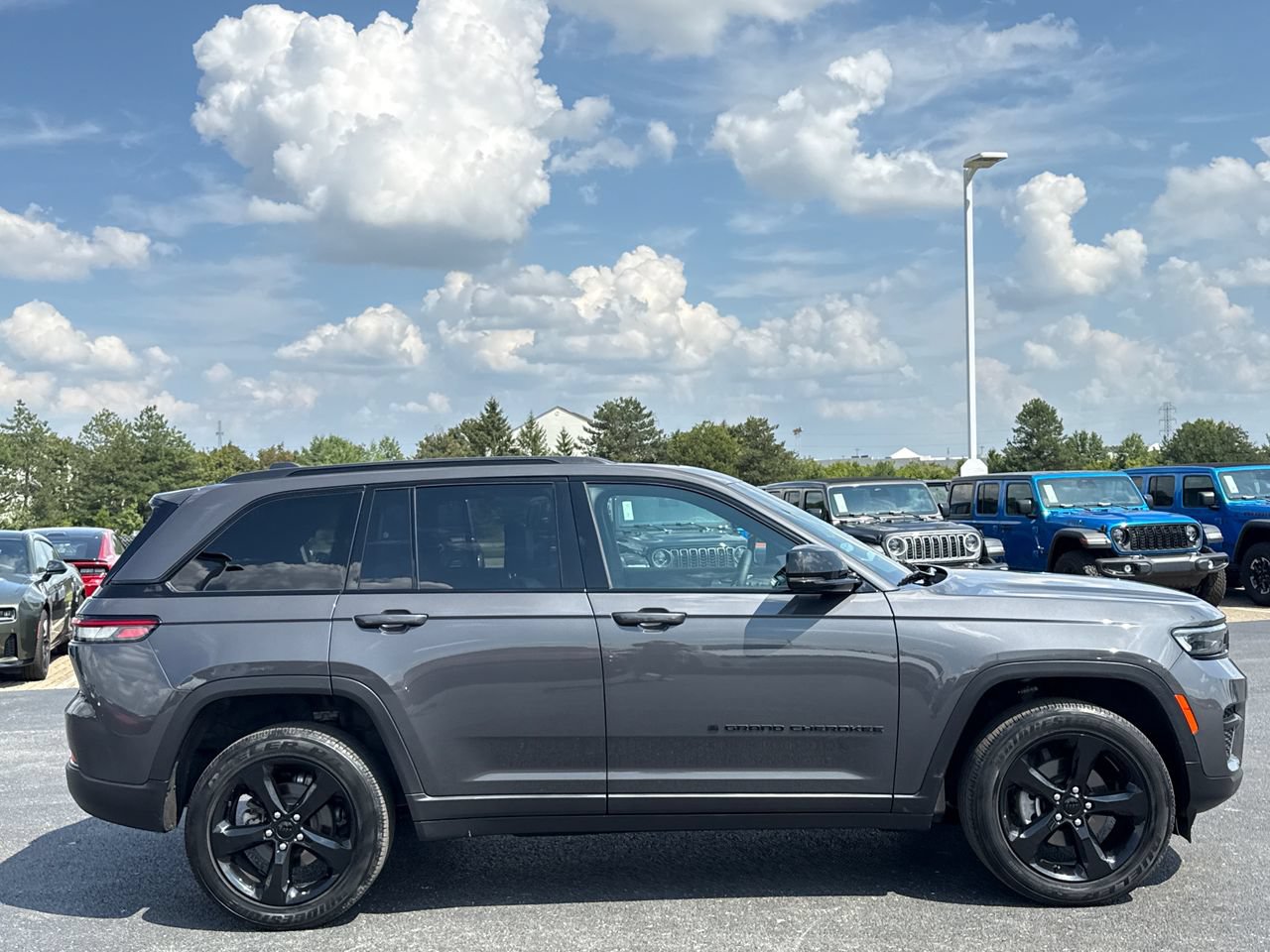 Used 2023 Jeep Grand Cherokee Altitude AWD/4WD image 2