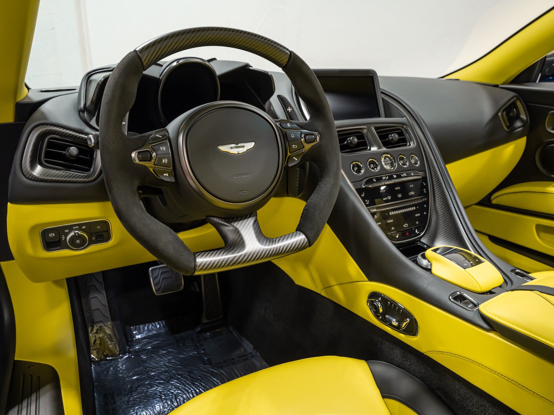 Used 2023 Aston Martin DBS Coupe RWD image 91