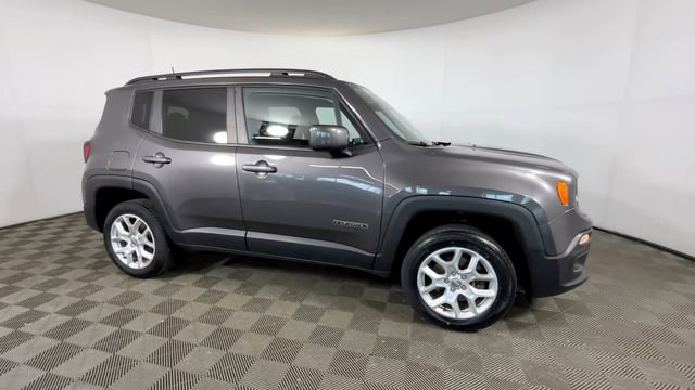 Used 2018 Jeep Renegade Latitude AWD/4WD image 3