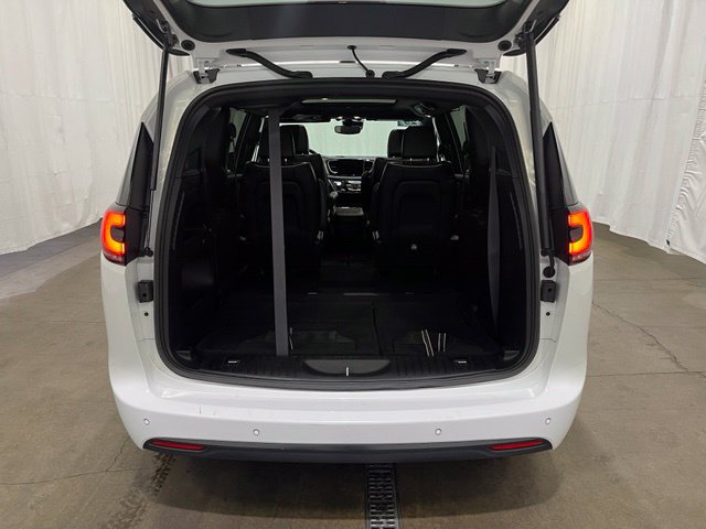 Used 2025 Chrysler Pacifica Limited FWD image 14