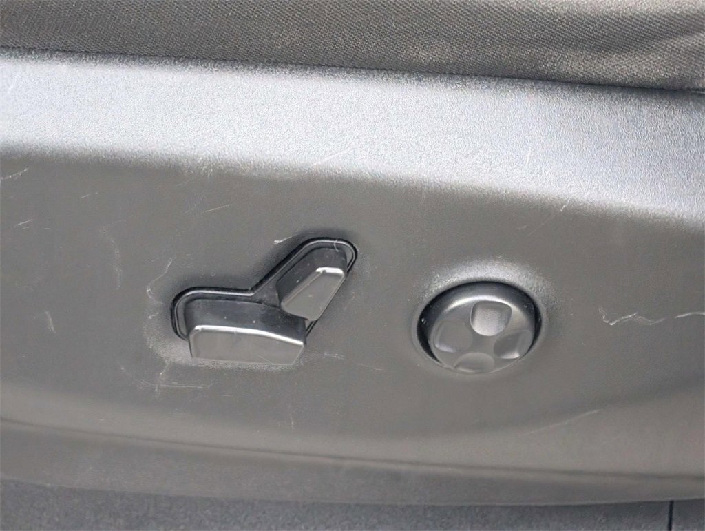 Used 2023 Chrysler Voyager LX image 24