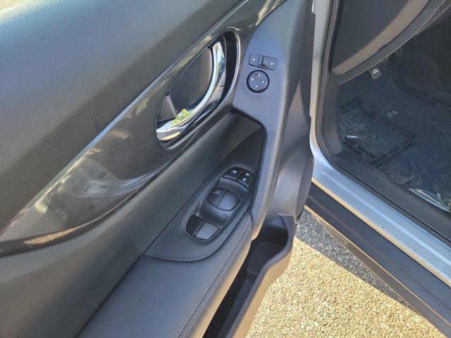 Used 2018 Nissan Rogue SV FWD image 17