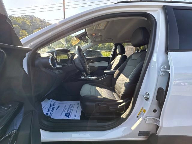 Used 2025 Chevrolet Trax LT w/ LT Convenience Package FWD image 11