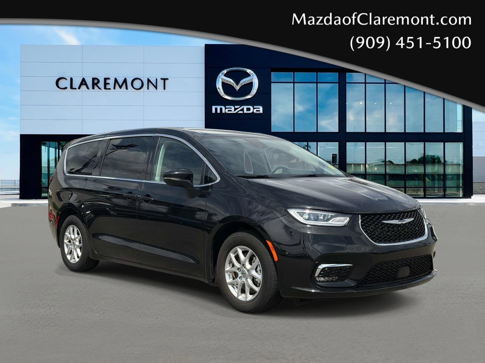 Used 2023 Chrysler Pacifica Touring-L FWD image 1