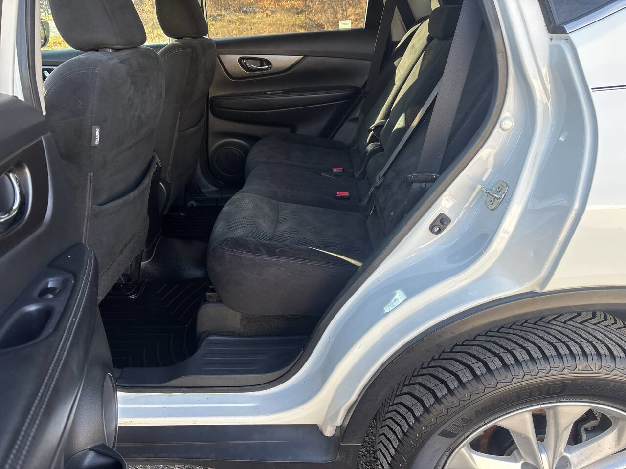 Used 2015 Nissan Rogue SV w/ SV Moonroof Package image 21