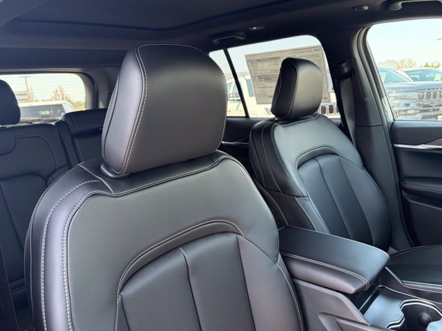 New 2026 Jeep Grand Cherokee Limited w/ Luxury Tech Group II AWD/4WD image 32