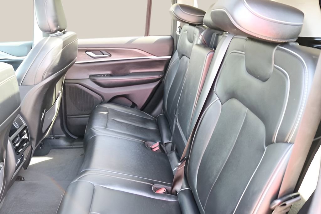 Used 2023 Jeep Grand Cherokee Limited RWD image 15