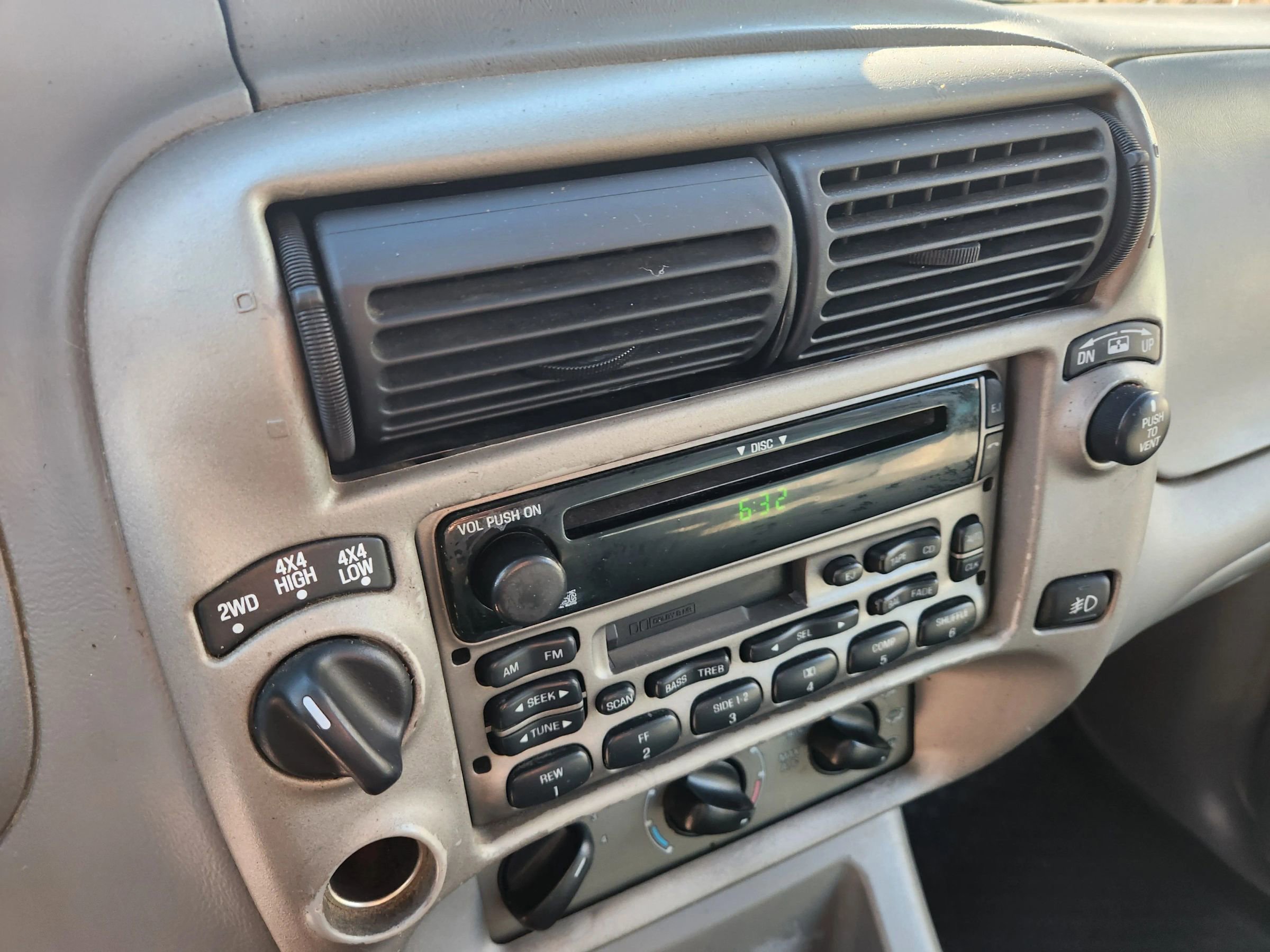 Used 2003 Ford Explorer Sport Trac XLS image 25