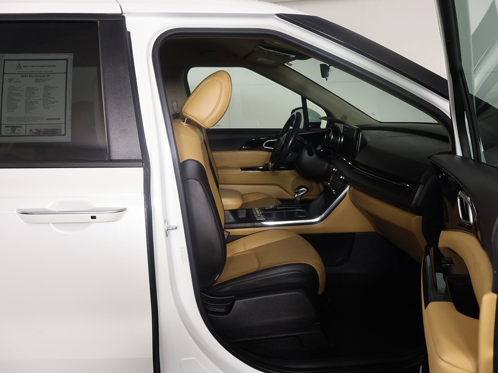 Used 2023 Kia Carnival EX image 28