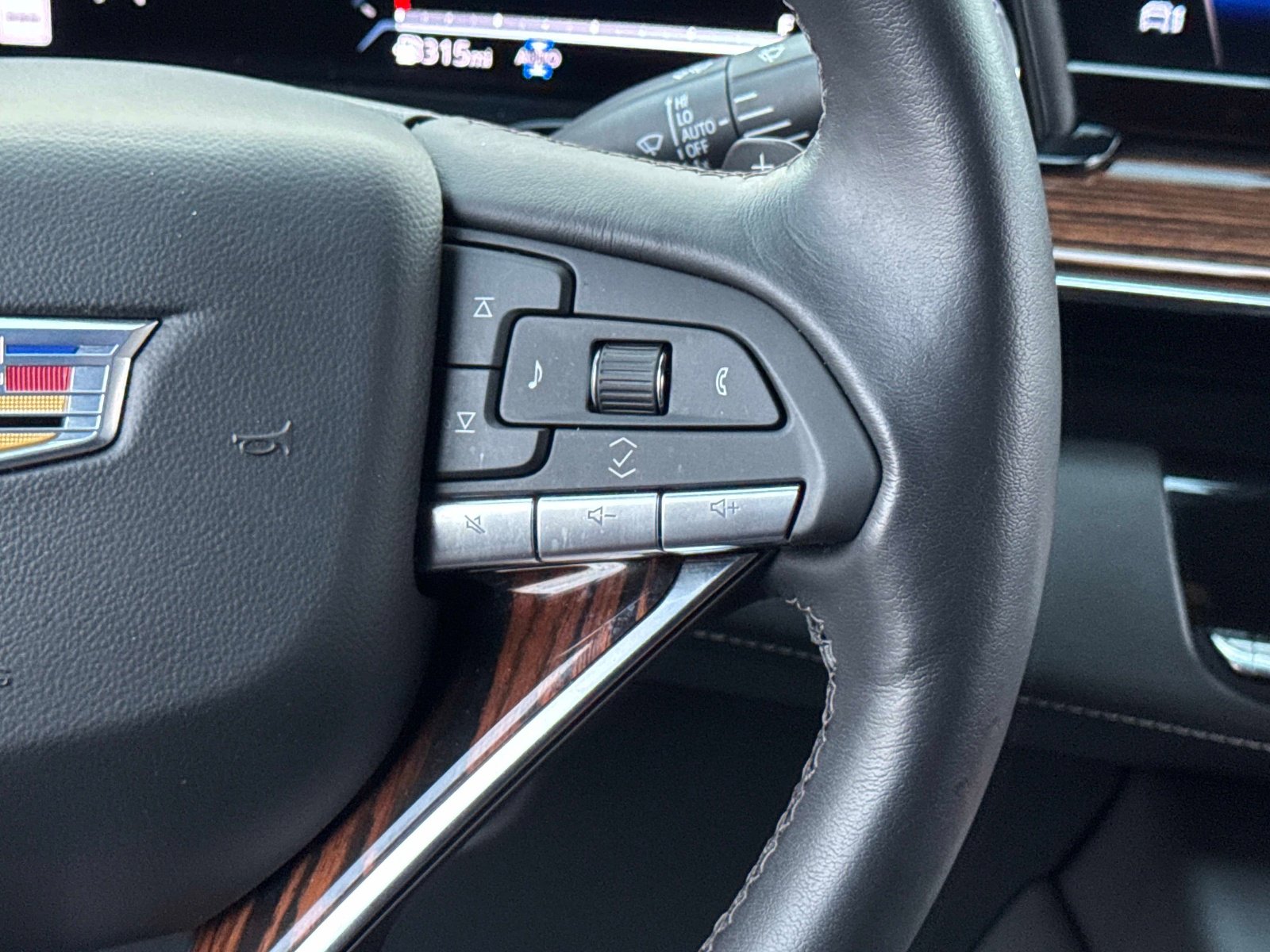 Used 2024 Cadillac Escalade Luxury image 8