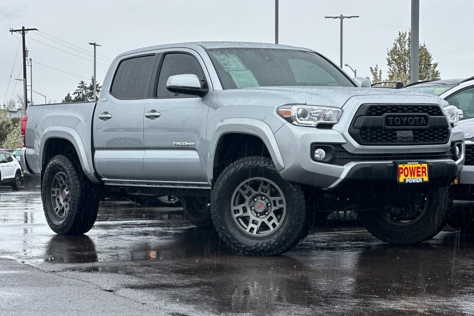 Used 2022 Toyota Tacoma SR5 w/ Technology Package image 2