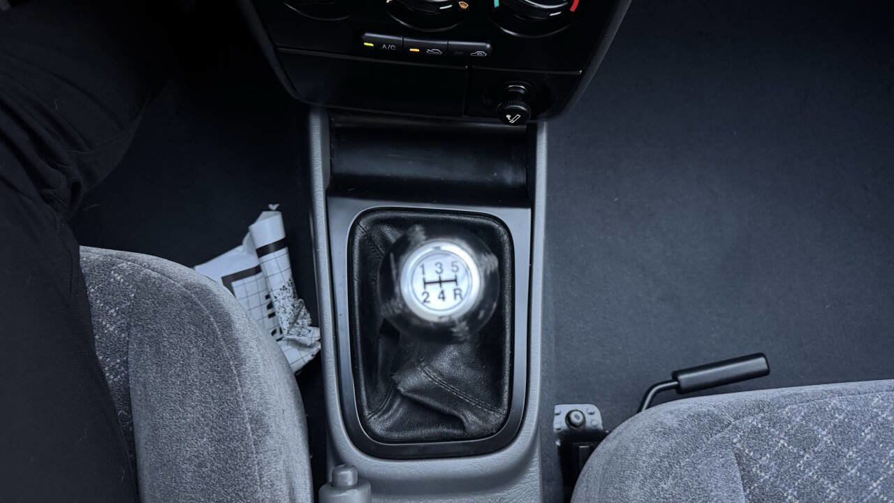 Used 2004 Kia Spectra Hatchback image 32