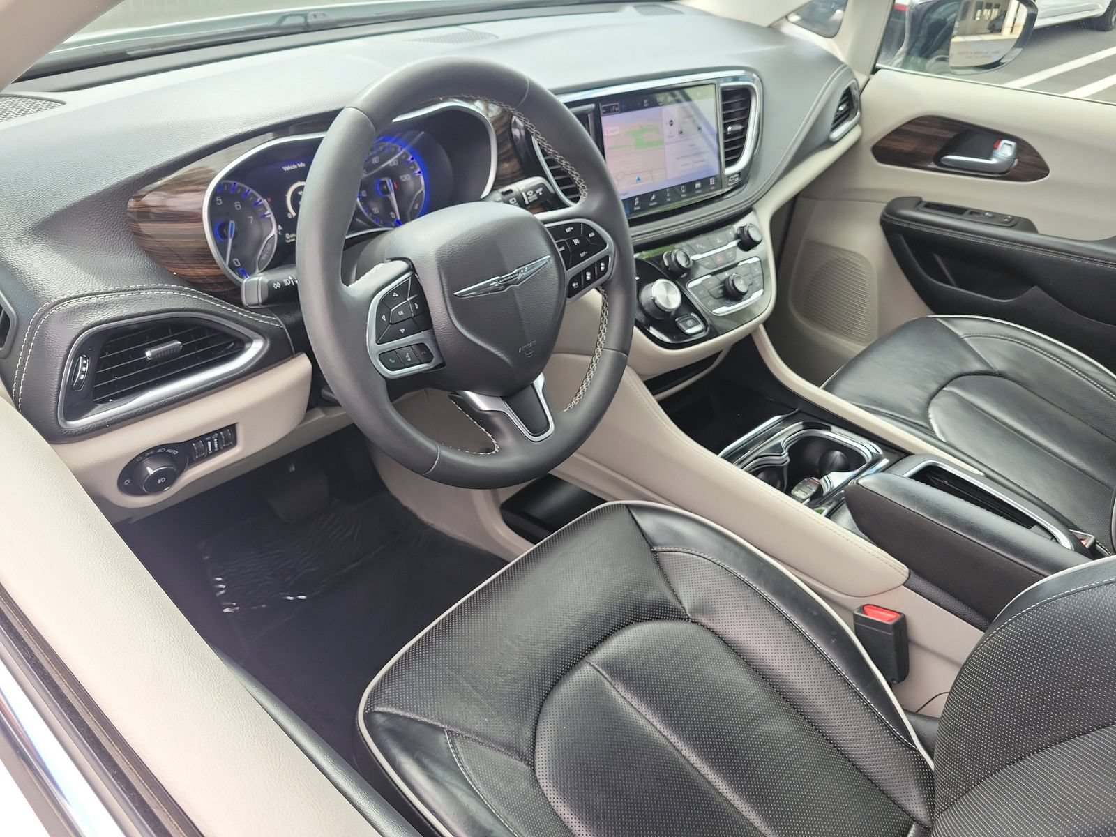 Used 2024 Chrysler Pacifica Limited FWD image 6