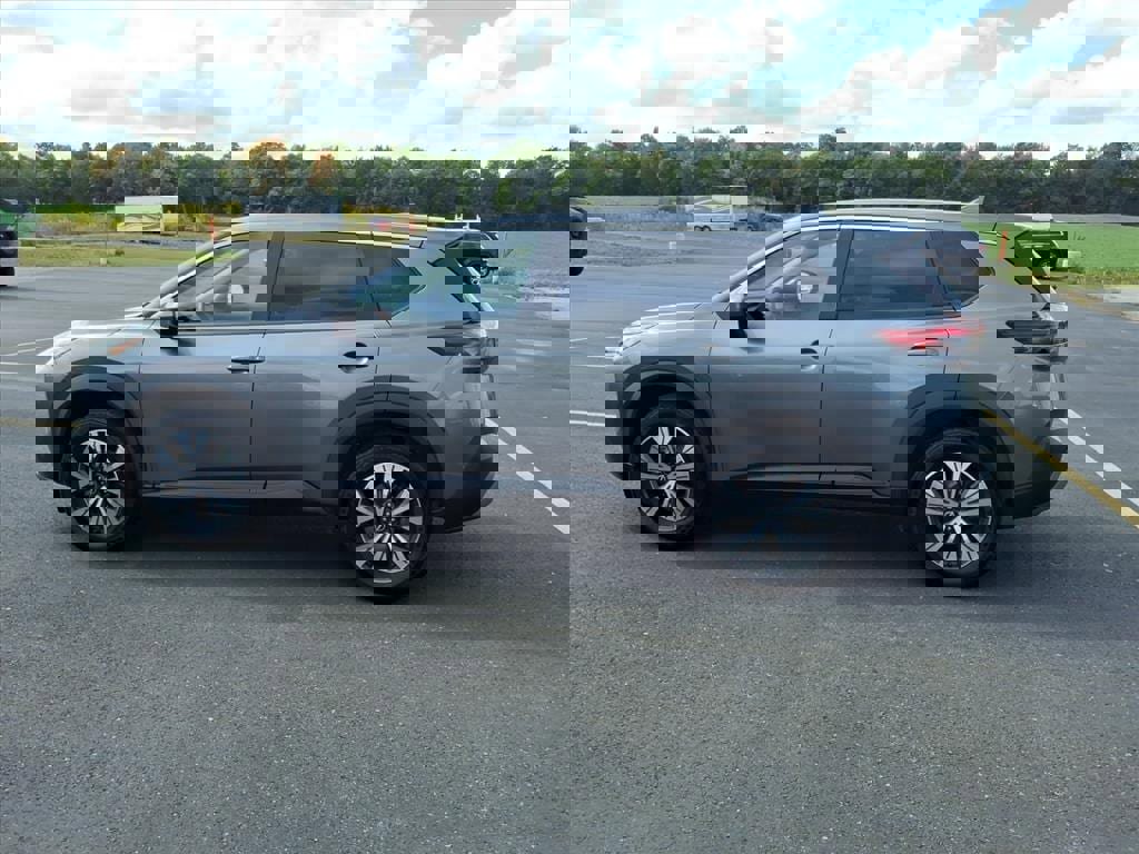Used 2023 Nissan Rogue SV image 8