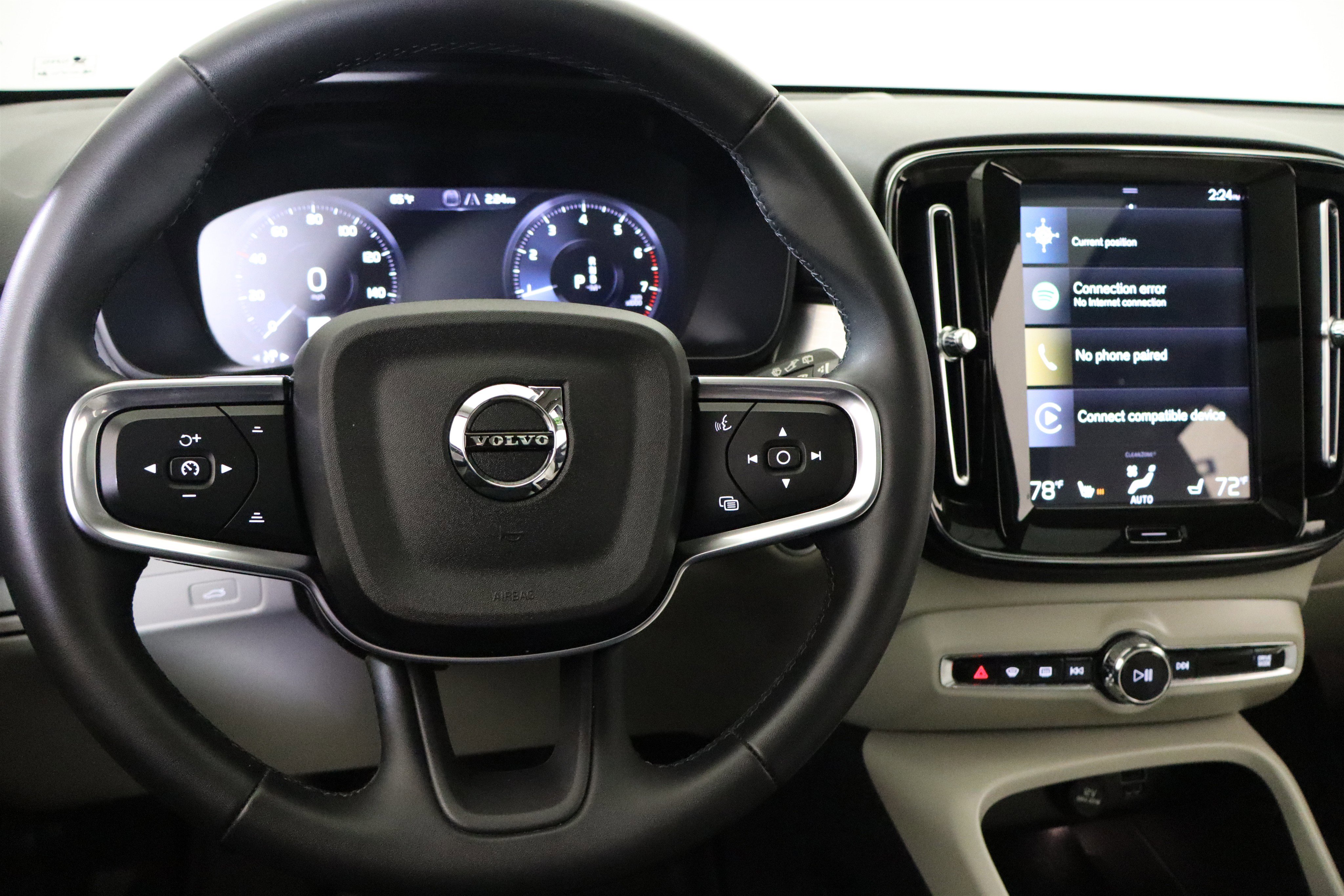 Used 2022 Volvo XC40 T4 Momentum image 24