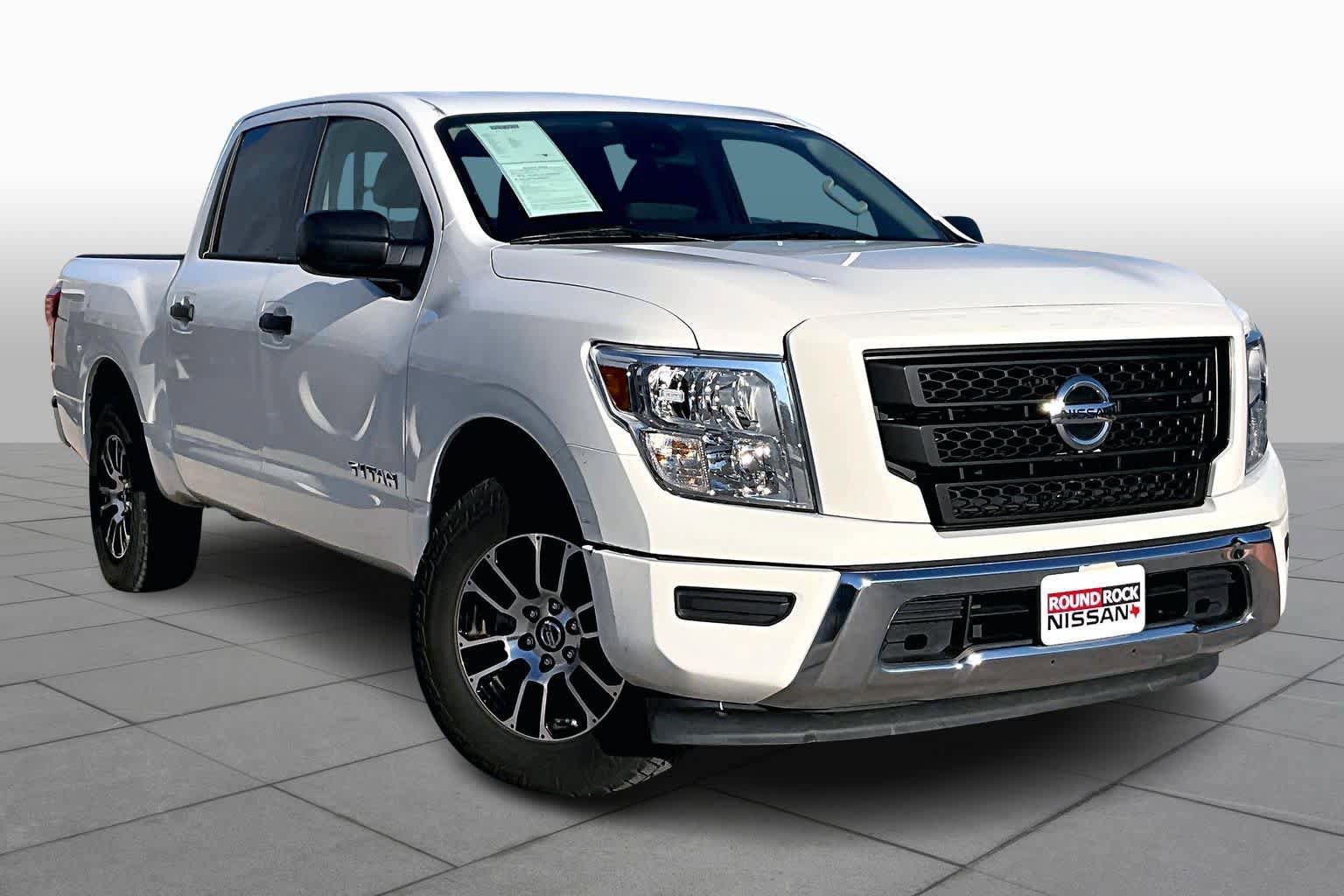 Used 2022 Nissan Titan SV image 3