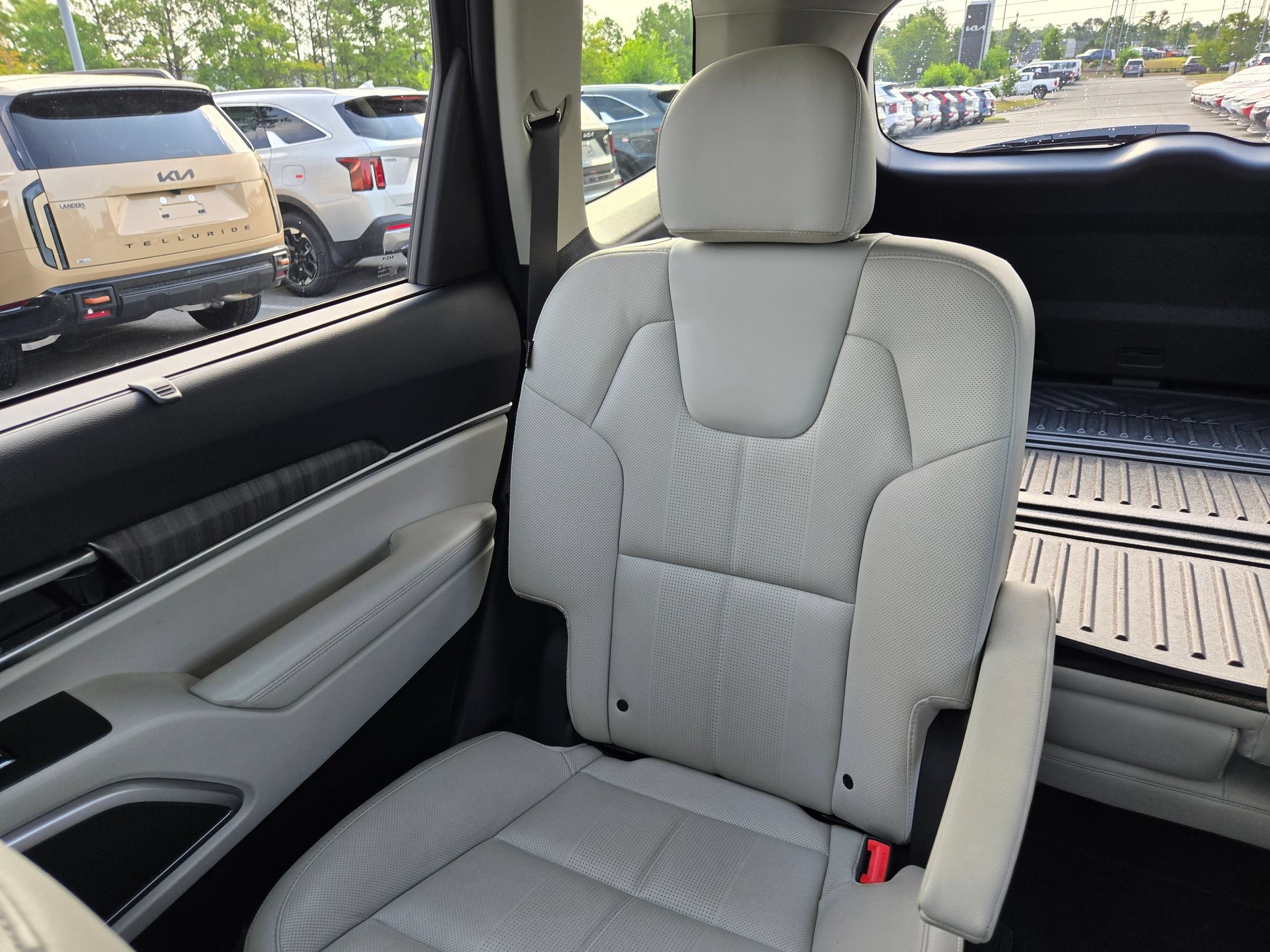 Used 2025 Kia Telluride EX w/ EX Captain's Chair Package FWD image 12