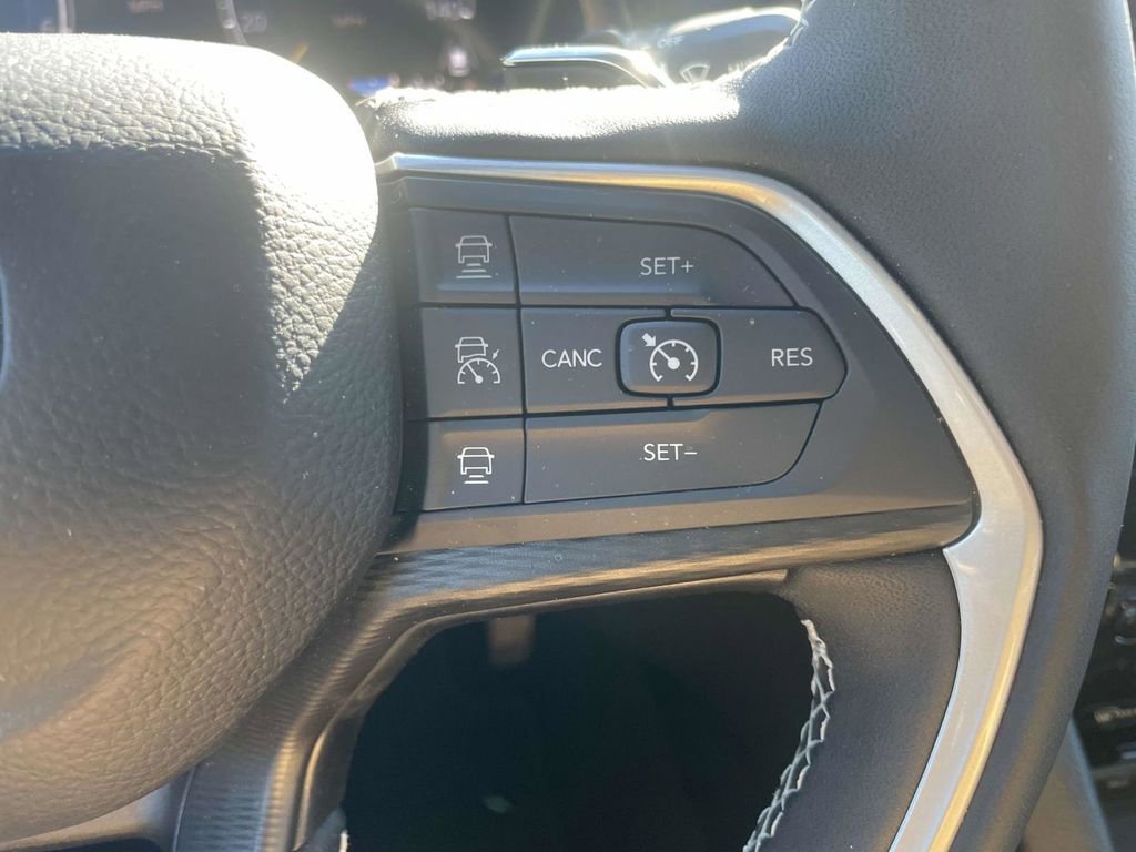 Certified 2025 Jeep Grand Cherokee Altitude image 32