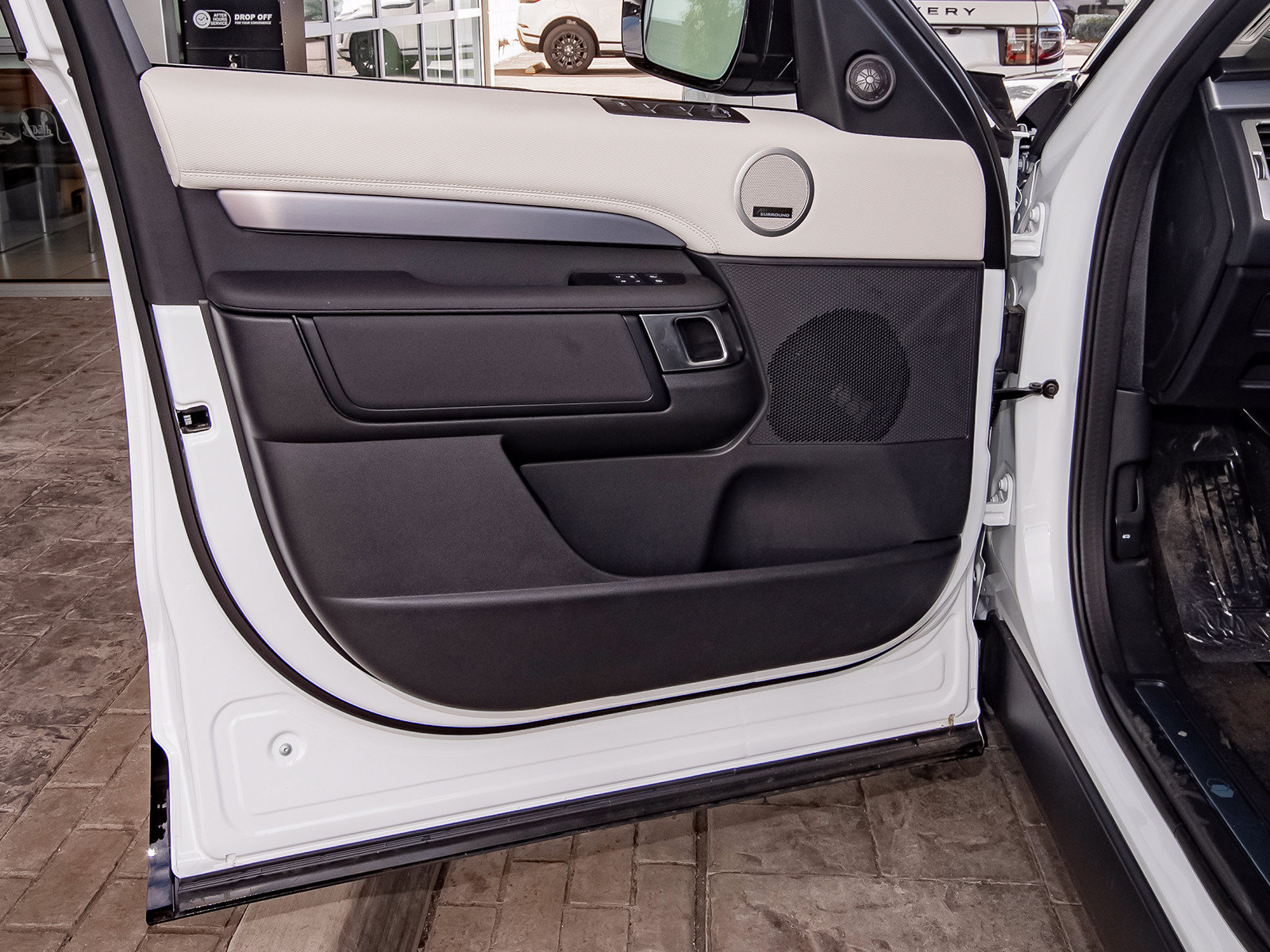 New 2026 Land Rover Discovery Limited Edition AWD/4WD image 32