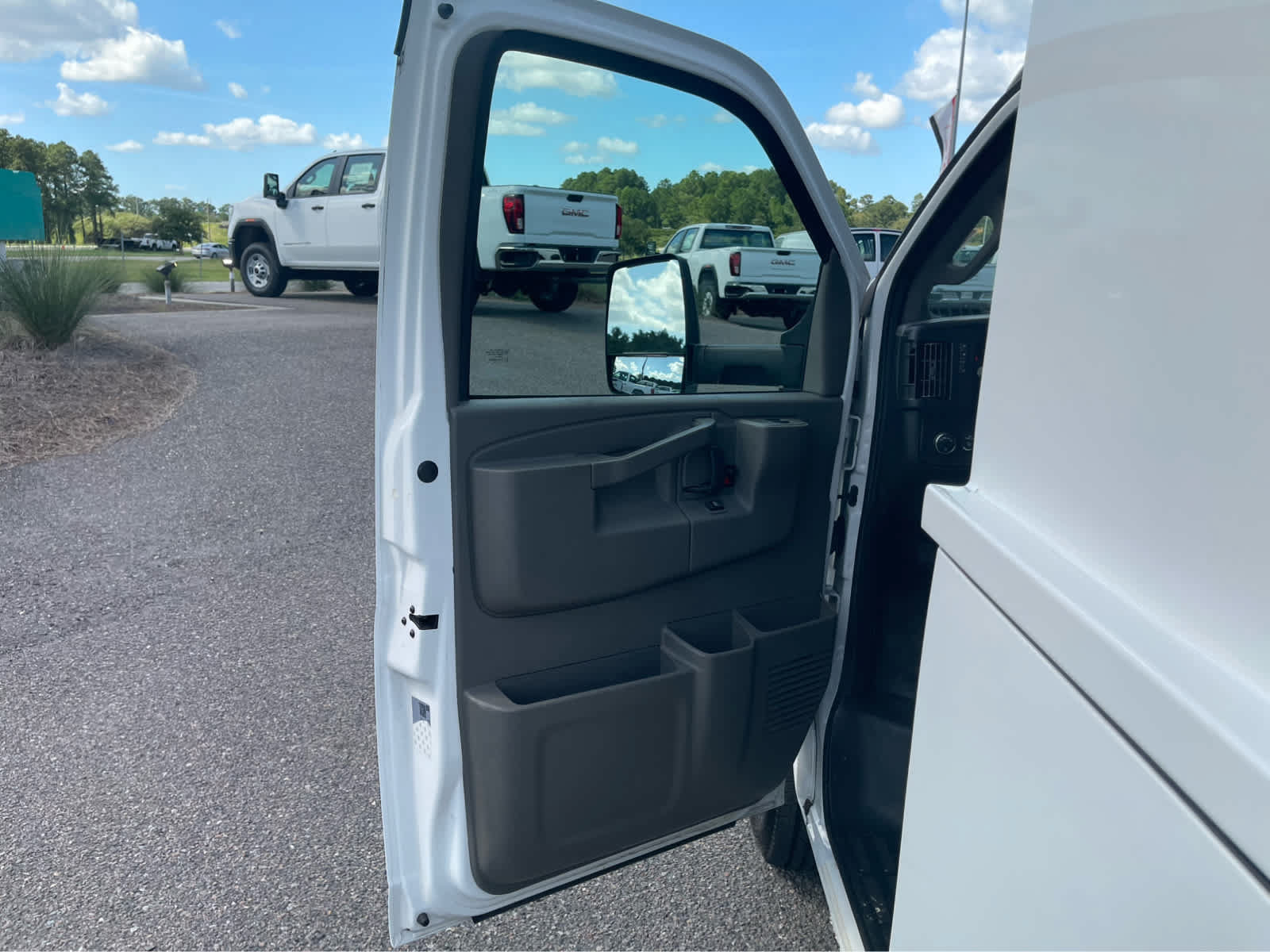 Used 2023 GMC Savana 3500 w/ Power Convenience Package RWD image 10