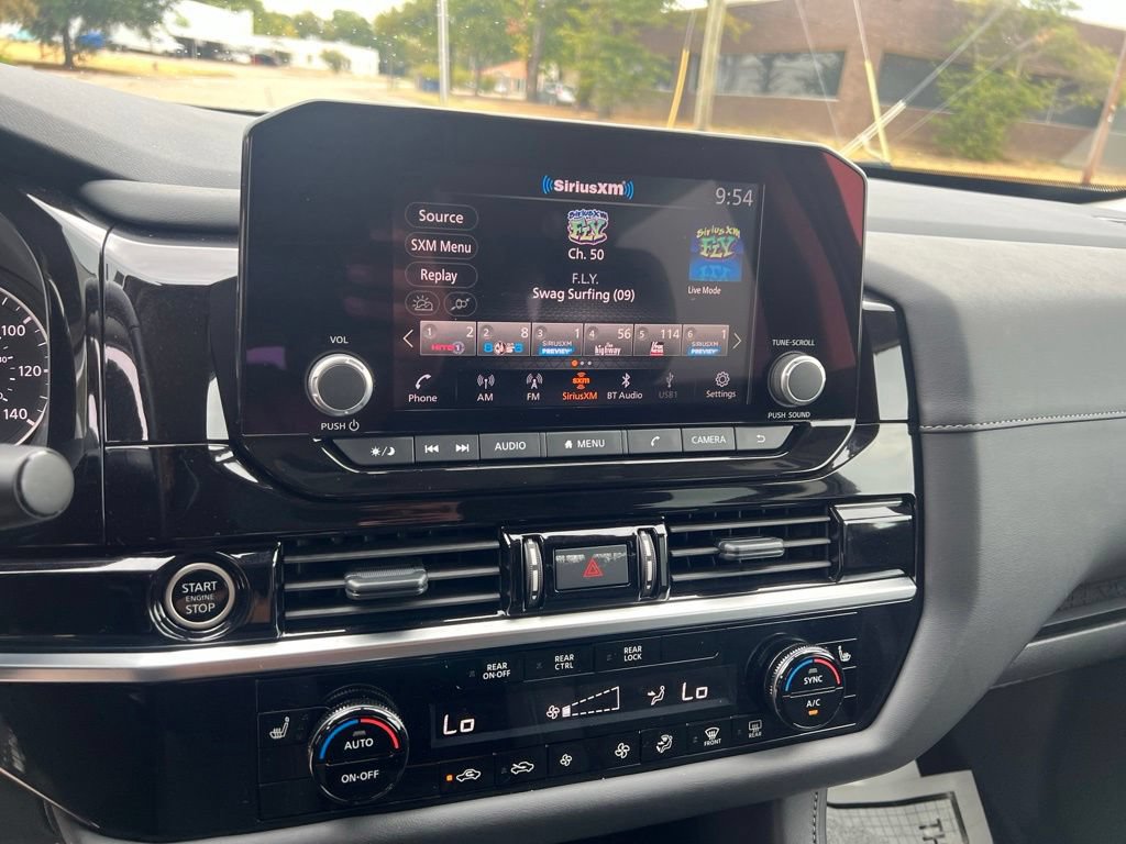 Used 2024 Nissan Pathfinder SV FWD image 4
