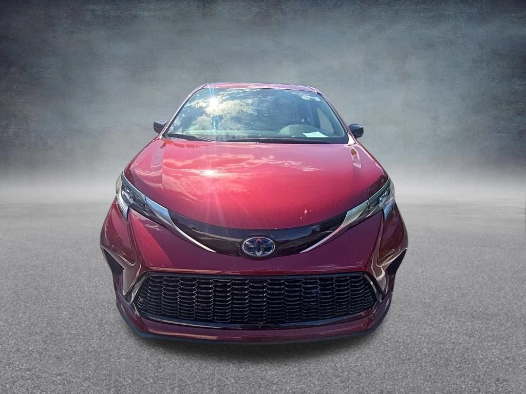 Used 2021 Toyota Sienna XSE w/ XSE Plus Package FWD image 4