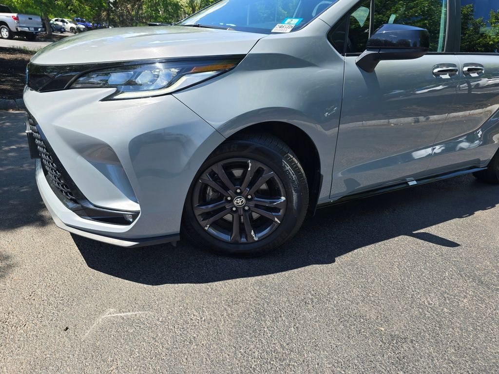 Certified 2025 Toyota Sienna XSE w/ XSE Plus Package AWD/4WD image 2