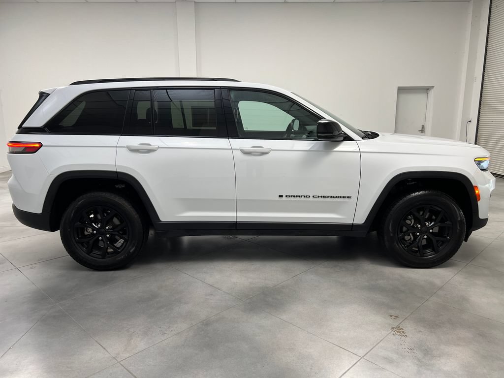 Used 2025 Jeep Grand Cherokee Altitude AWD/4WD image 10