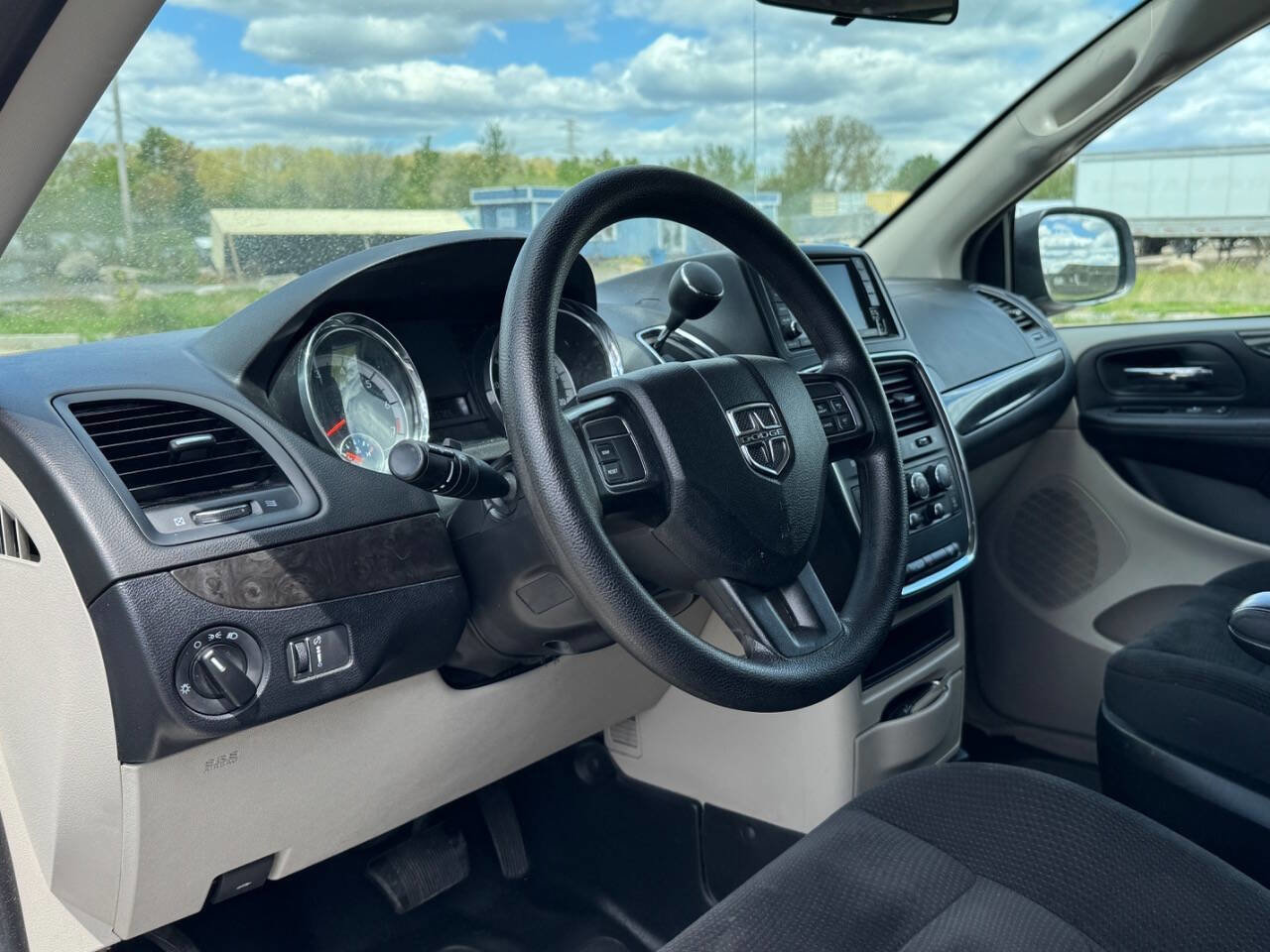 Used 2018 Dodge Grand Caravan SE FWD image 11