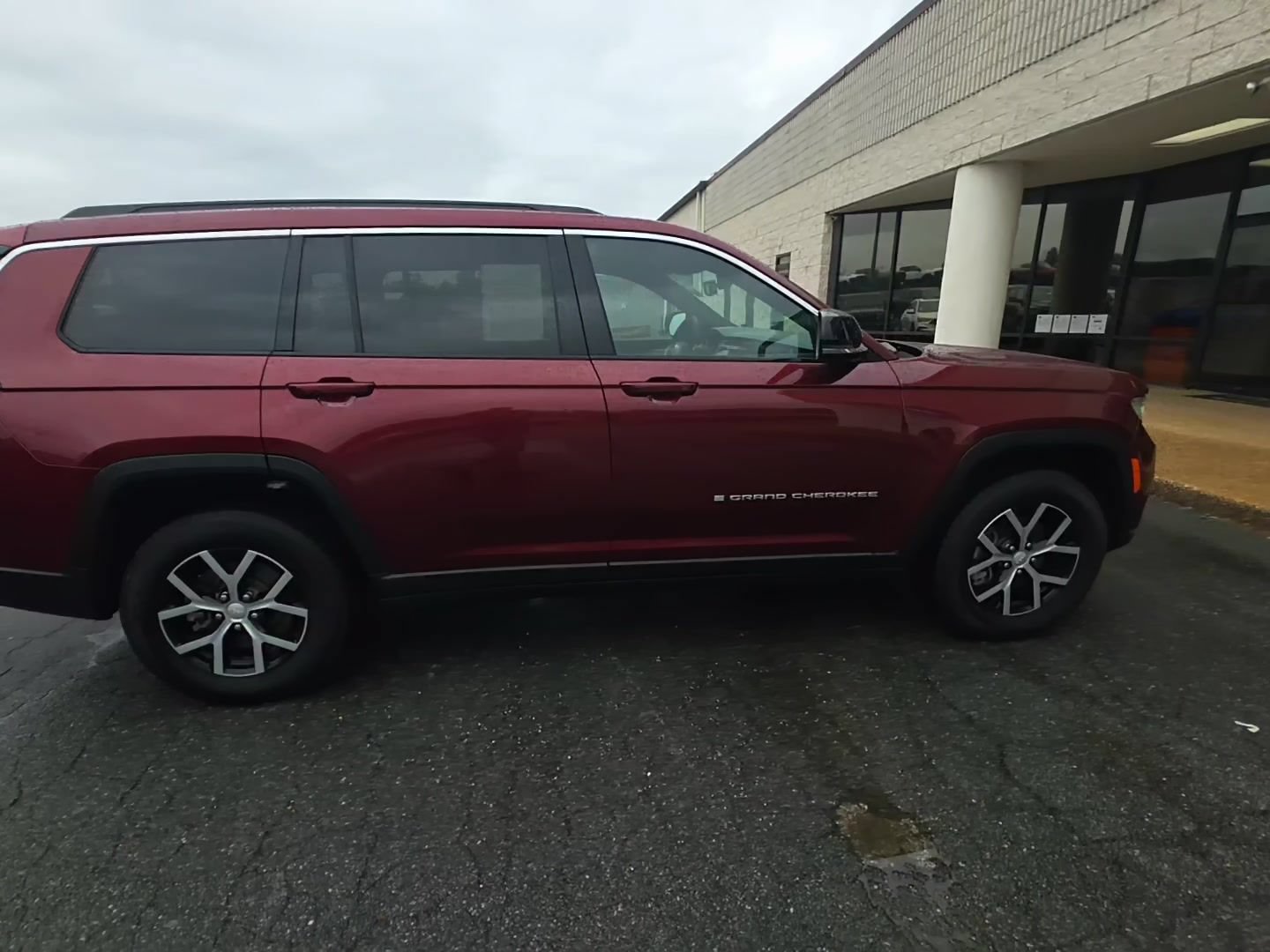 Used 2025 Jeep Grand Cherokee L Limited w/ Trailer Tow Package AWD/4WD image 2