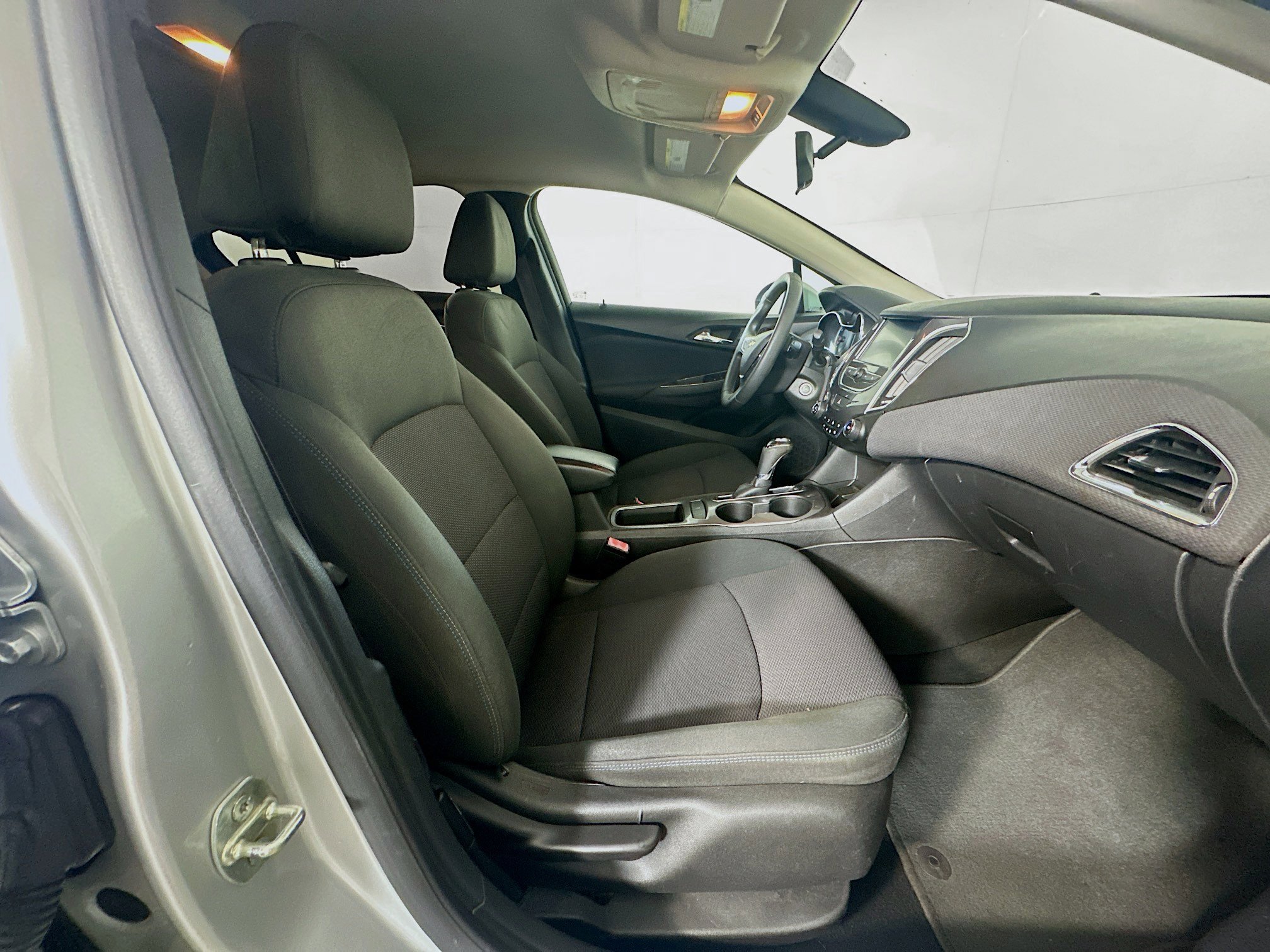 Used 2017 Chevrolet Cruze LT FWD image 28