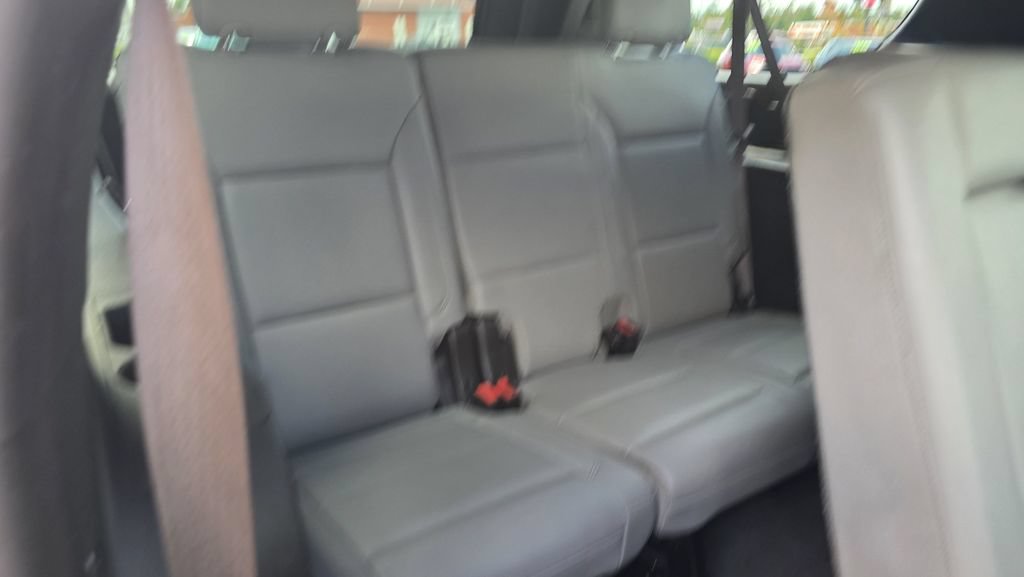Used 2021 Chevrolet Suburban LT w/ Luxury Package RWD image 9