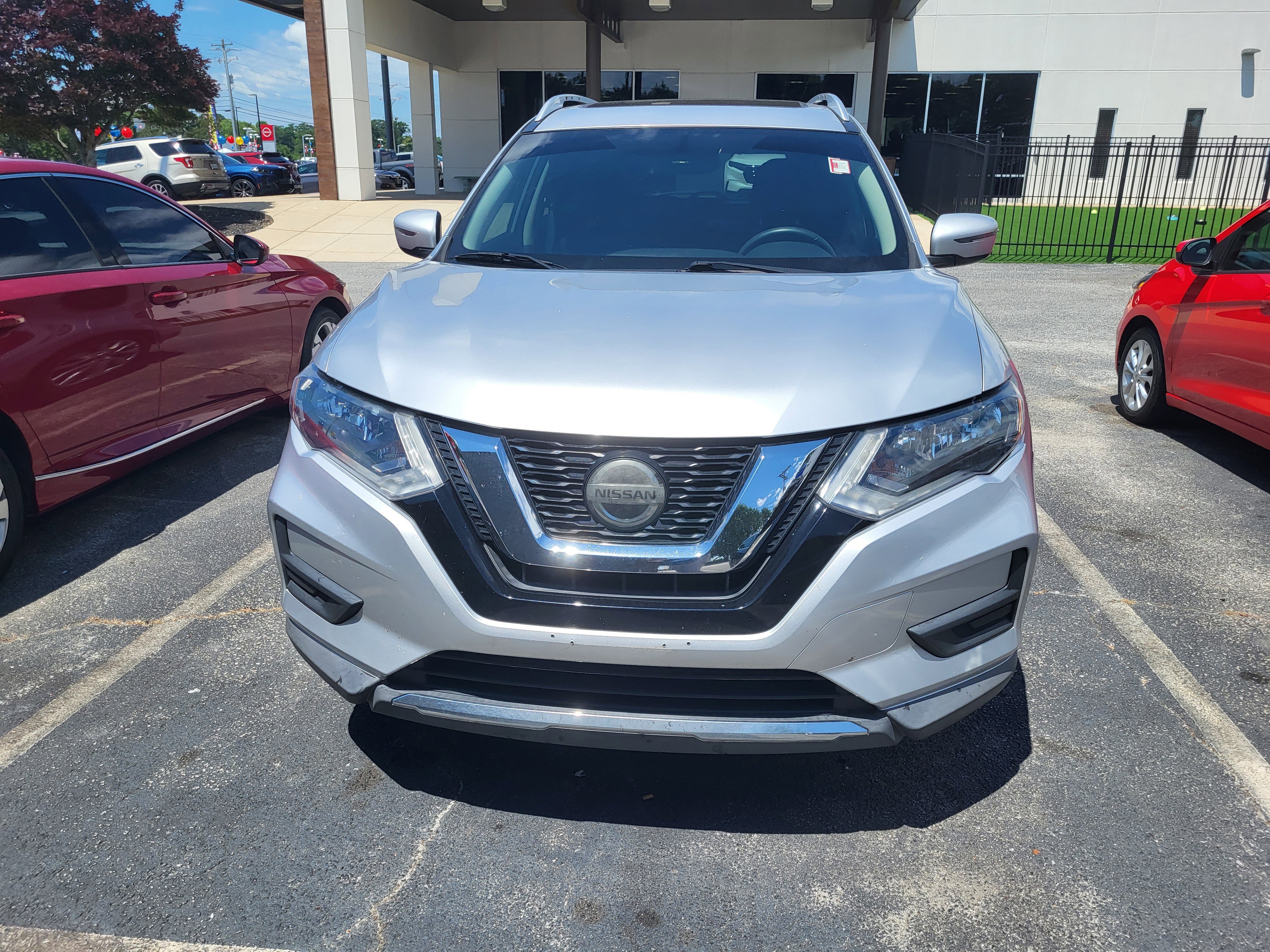 Used 2018 Nissan Rogue SV AWD/4WD image 2