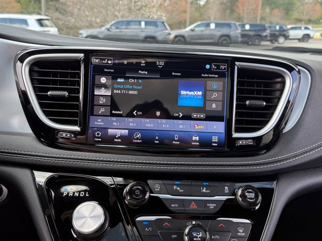 Used 2025 Chrysler Pacifica Limited image 20