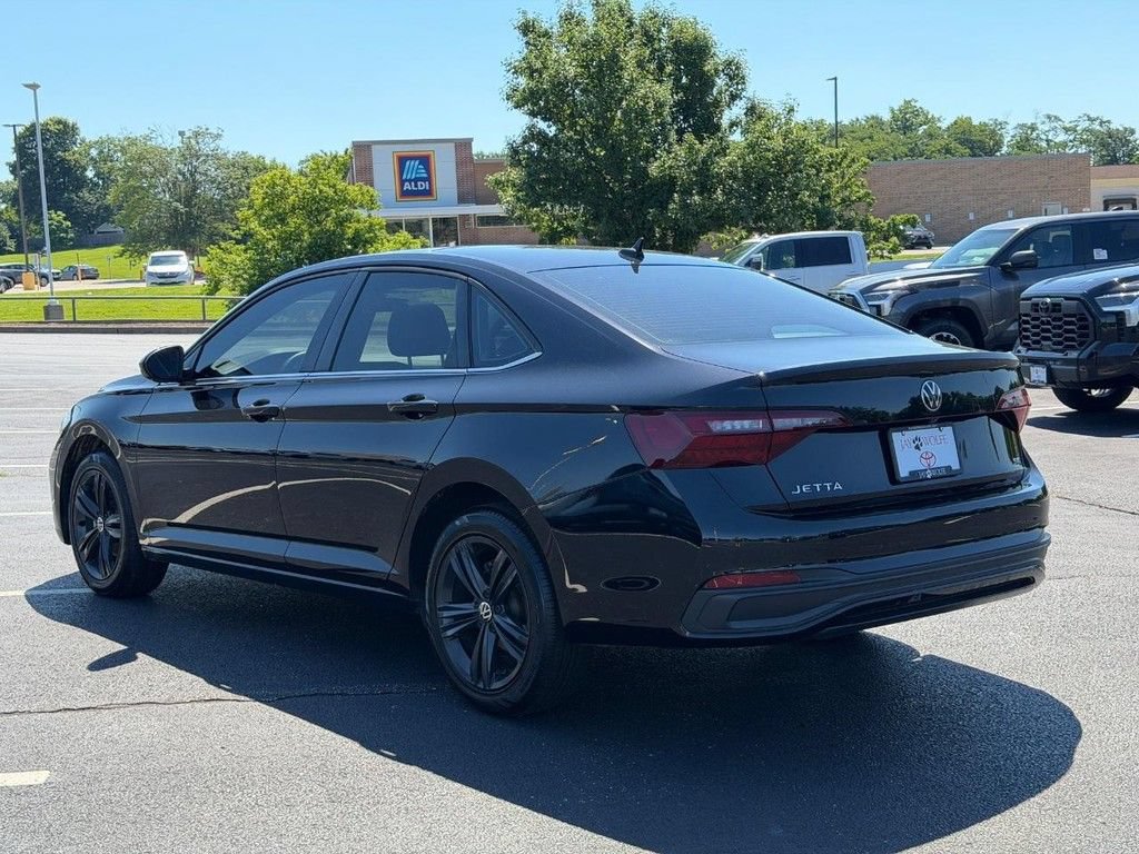 Used 2023 Volkswagen Jetta SE FWD image 6