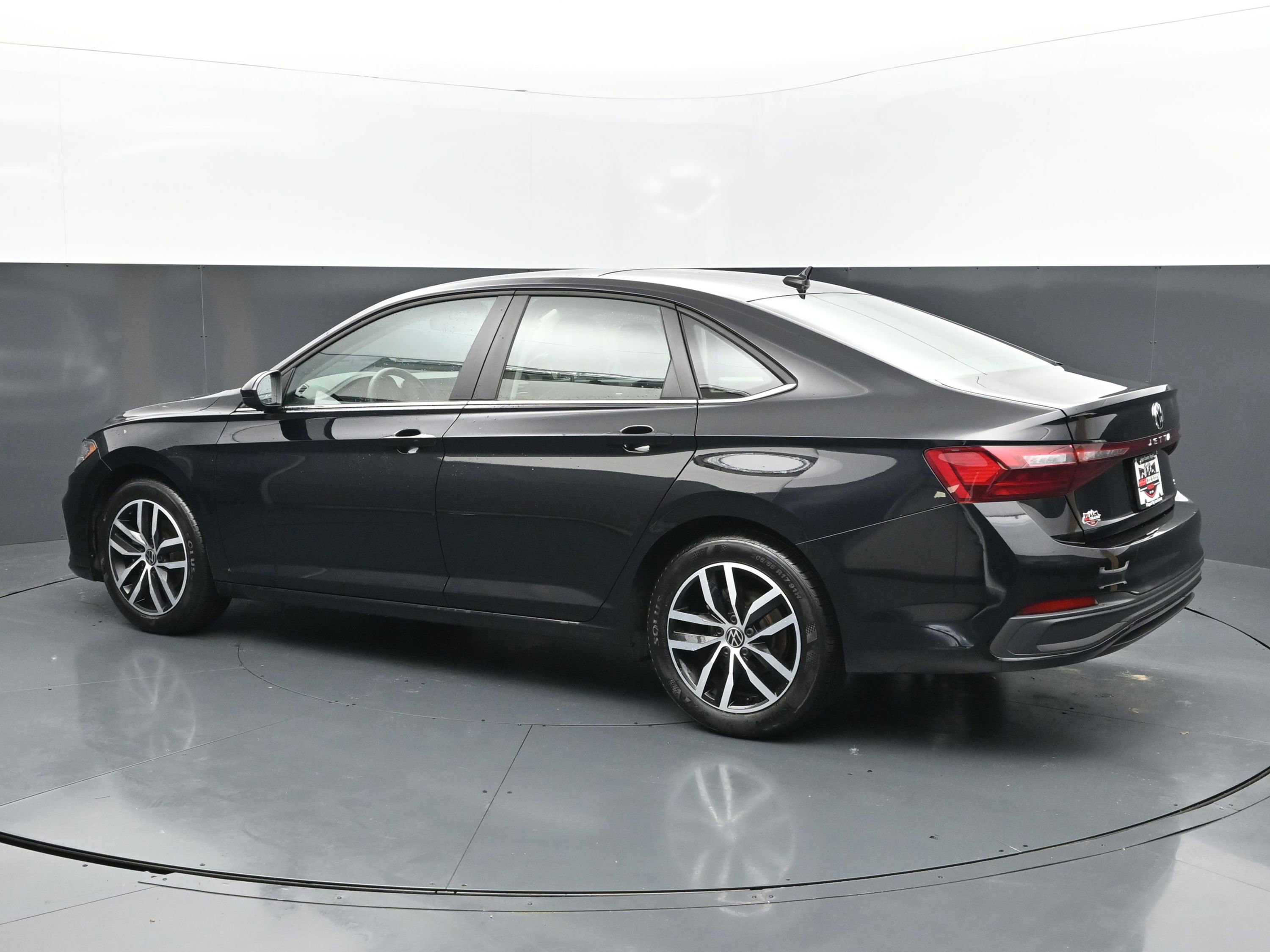 Used 2026 Volkswagen Jetta SE FWD image 3